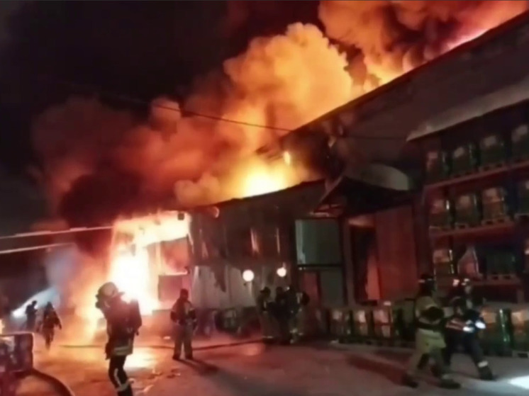 В МЧС сообщили о локализации крупного пожара в Ижевске, пострадавших нет