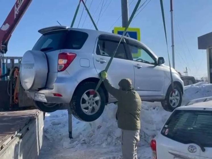 На Сахалине эвакуируют машины рыбаков