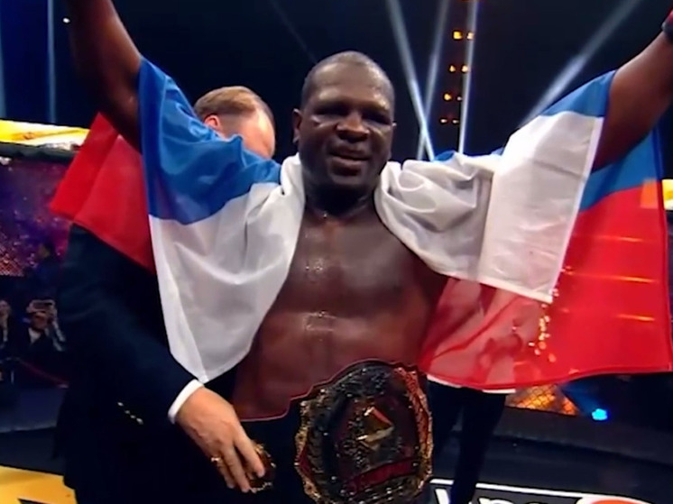 Бывший американский боксер отпраздновал победу с российским флагом на плечах