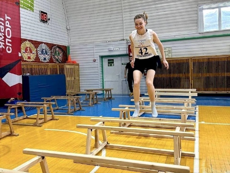 На Ямале девушка второй раз установила новый рекорд по прыжкам через нарты