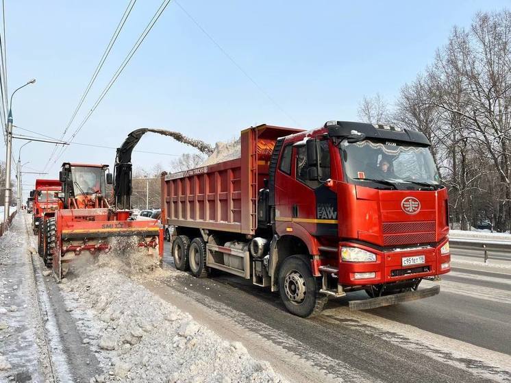Уборку снега в Иркутске продолжили на выходных
