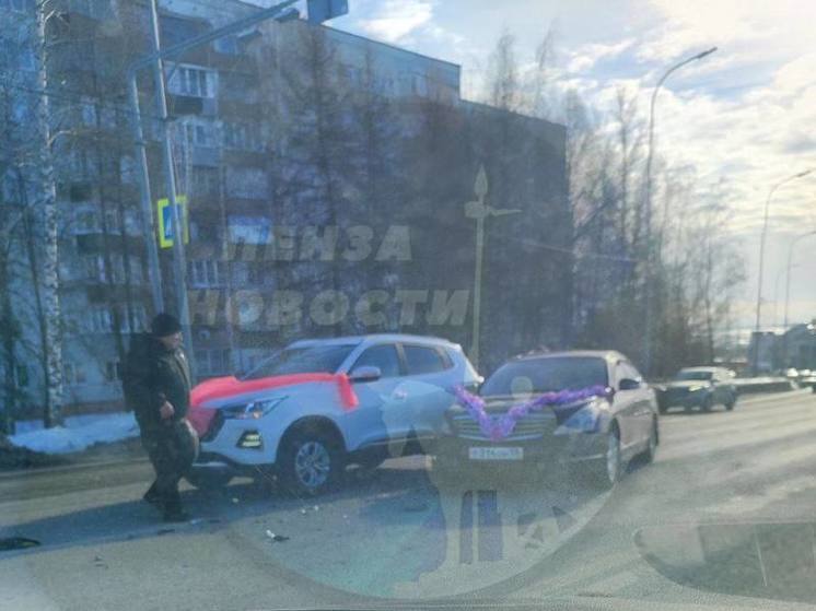 В Пензе столкнулись автомобили из свадебного кортежа