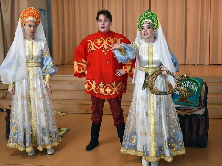 Артисты Донецкой муздрамы перевоплотились в героев сказок для школьников из ДНР