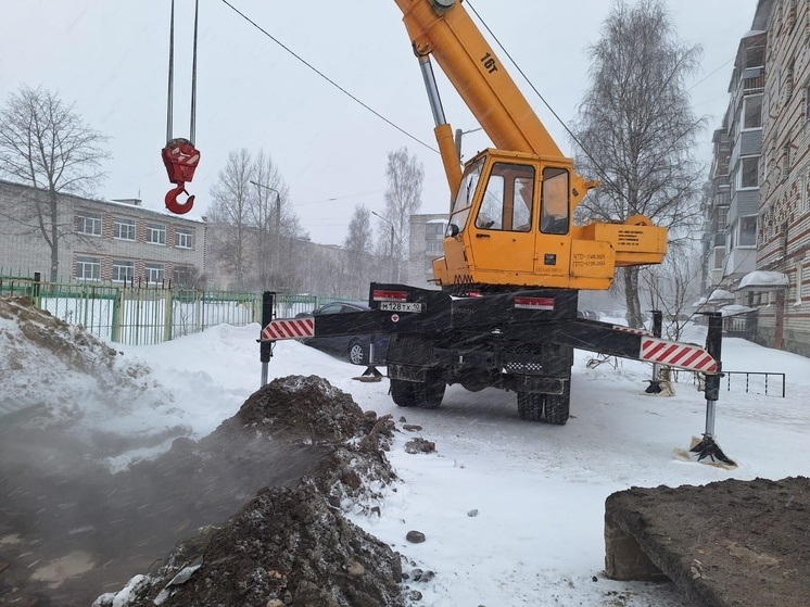 Рабочие разрыли огромную яму во дворе Сегежи