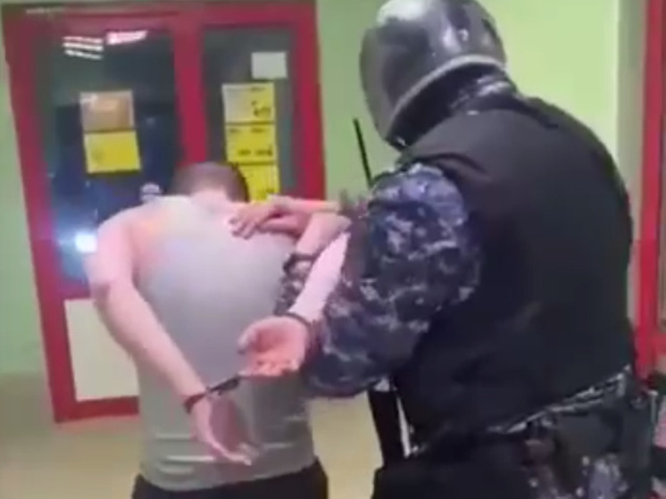  В Подмосковье дебошир разгромил магазин и приложился к спиртному