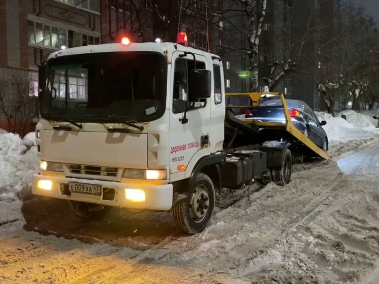 Кировчан попросили не оставлять машины в местах уборки снега