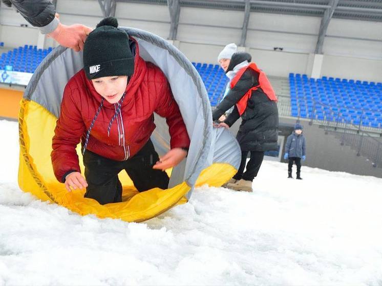 Около 200 псковичей отметили День зимних видов спорта на стадионе «Машиностроитель»
