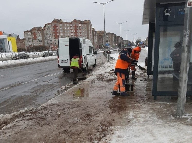 В Новгороде продолжаются работы по устранению последствий ледяного дождя