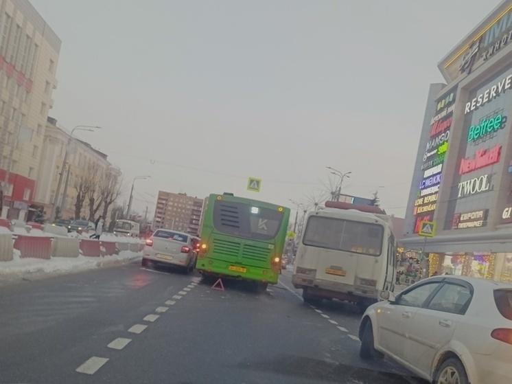 В Курске попал в ДТП зелененький автобус общественного транспорта «Волгабус»
