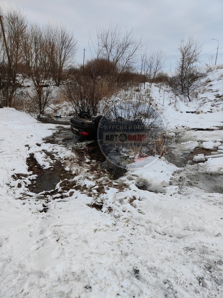 Под Курском автомобиль перевернулся на крышу в ручей