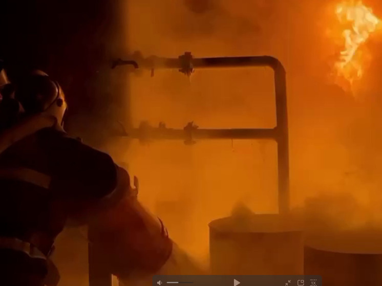 Сотрудники МЧС с помощью пожарного поезда сбили пламя на горящем складе в Кемерове