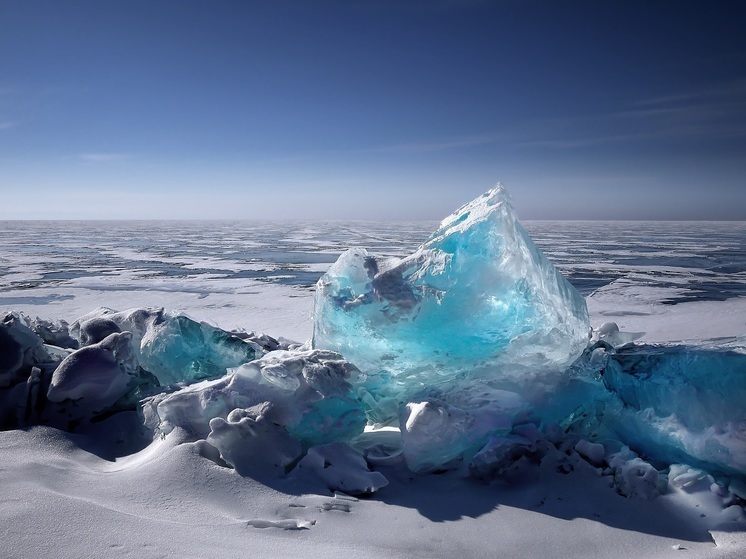 14 сахалинцев оказались в море на оторванной льдине