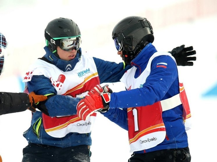 На Сахалине более 30 спортсменов борются за награды чемпионата России по сноуборду для глухих