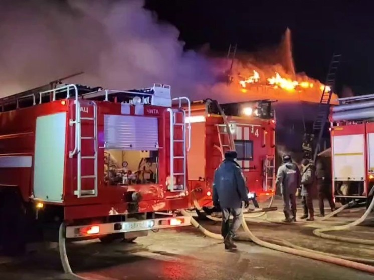 Крупный гаражный бокс с 7 автомобилями загорелся в Чите