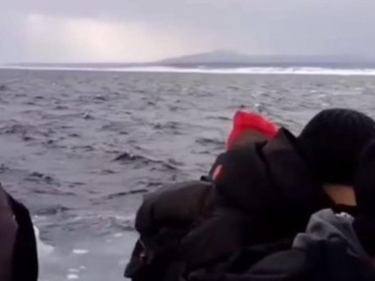 Видео рыбаков с отколовшейся льдины опубликовано в соцсетях