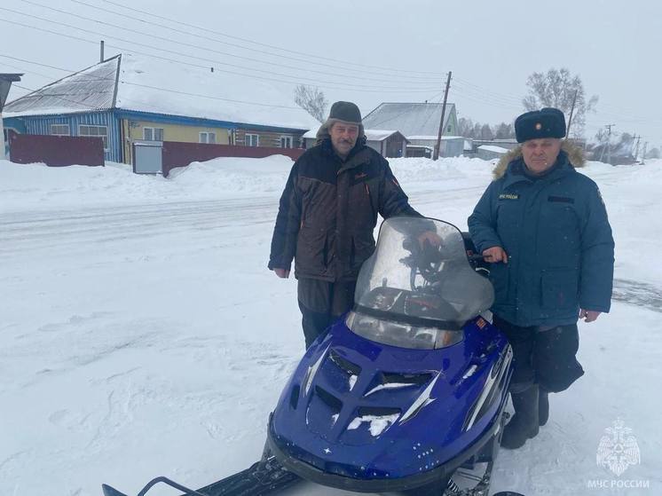 В Алтайском крае четверо мужчин на снегоходах угодили в полынью реки