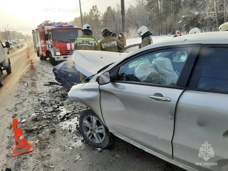 Грузовик и две легковушки столкнулись на ЕКАД