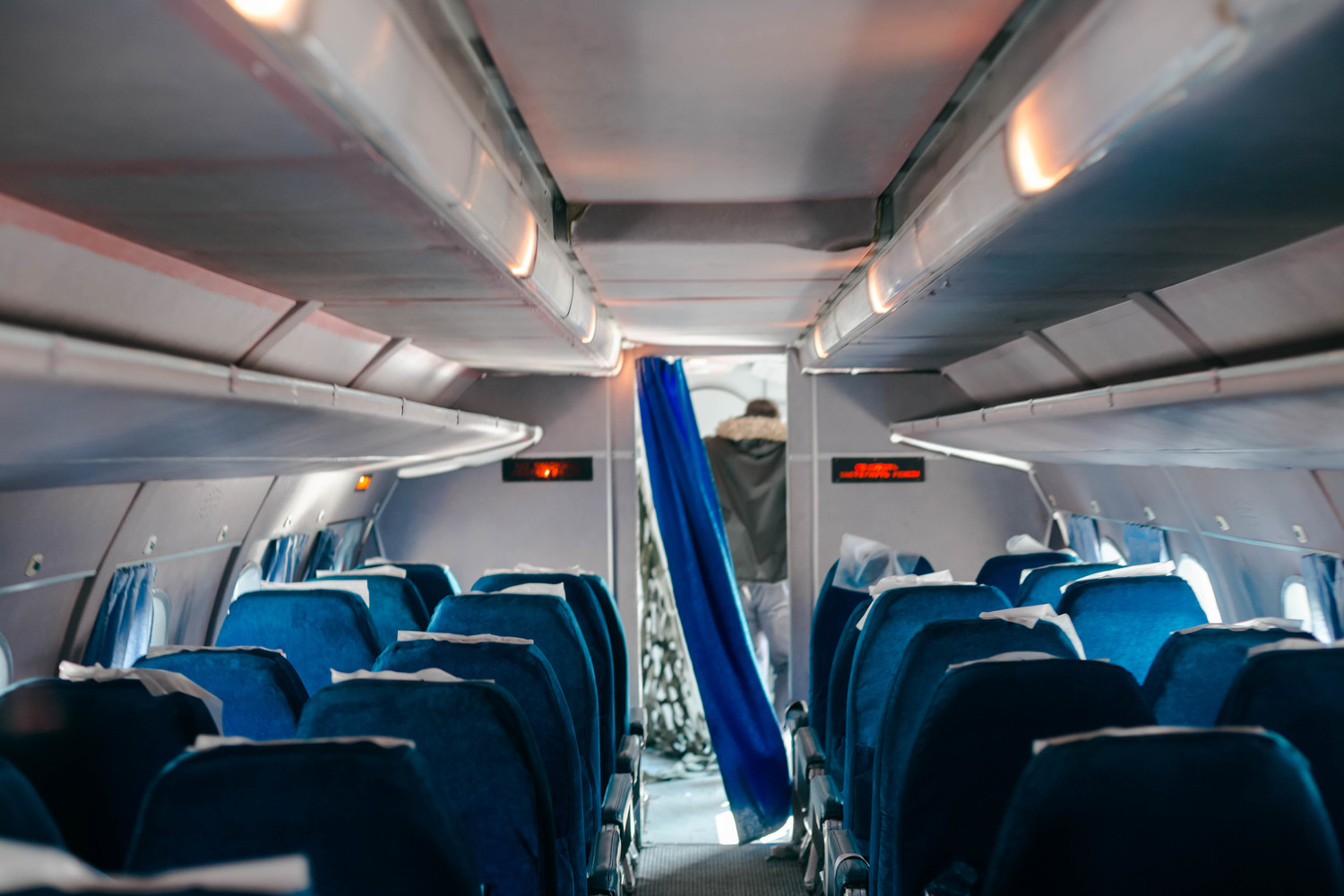 Новый пилот пополнил ряды «Хабаровских авиалиний»: фото самолета АН-24 и обряд посвящения