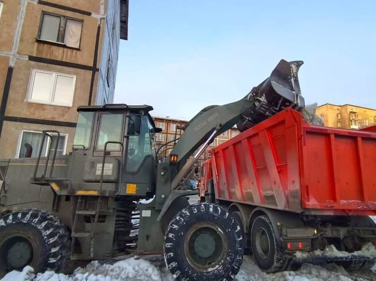 Более 70 единиц спецтехники убирают улицы Мурманска в период снегопада