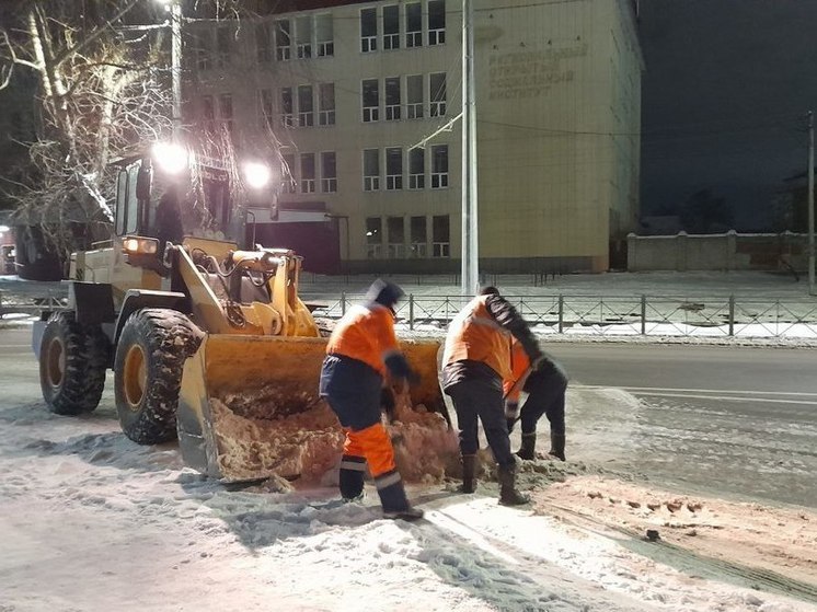 В Курске за ночь на дороги города высыпали 291 тонну песко-соляной смеси