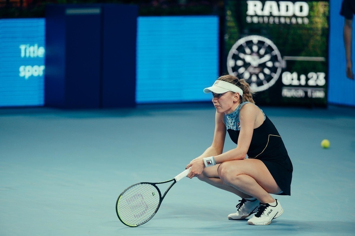 Александрова проиграла Френх в первом круге турнира в Дубае