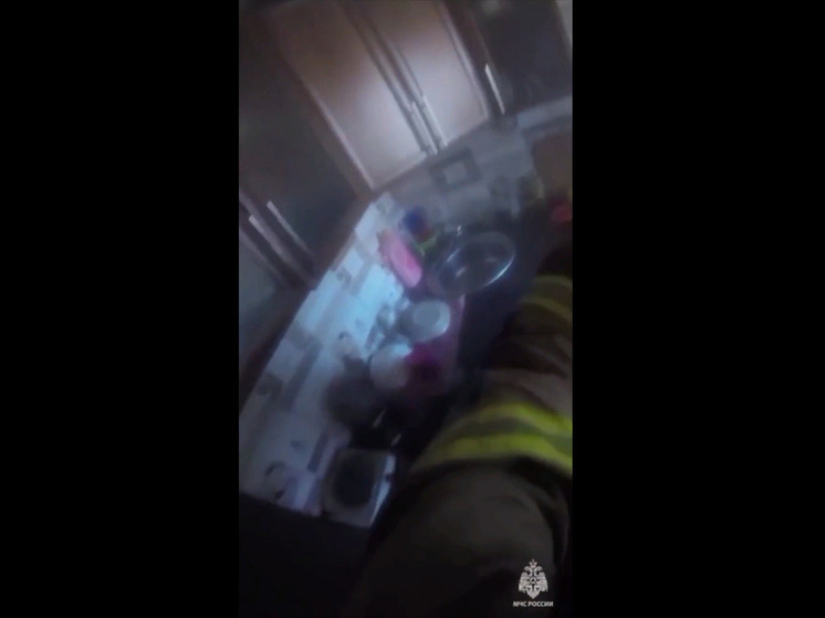 В Черкесске из горящей квартиры спасли 8 человек