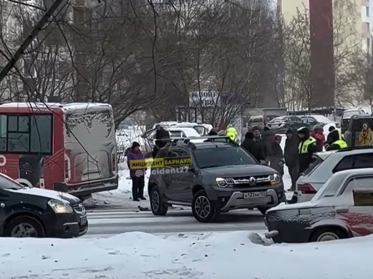 В Барнауле столкнулись маршрутный автобус и легковушка