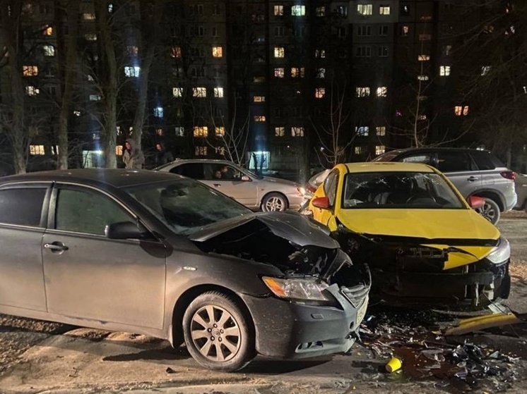 В Ростове мужчина на «Сузуки» устроил массовую аварию с пострадавшим