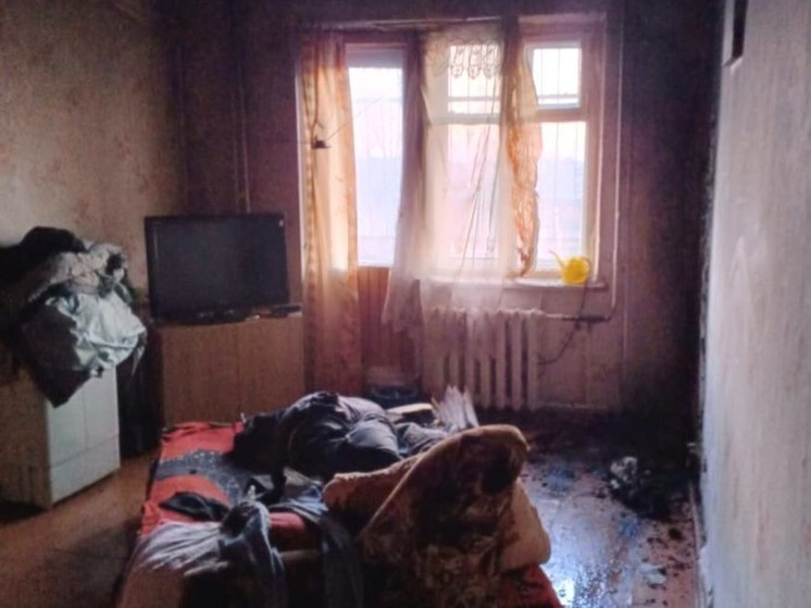 Мать с двумя детьми спасли из горящего дома в городе Забайкалья