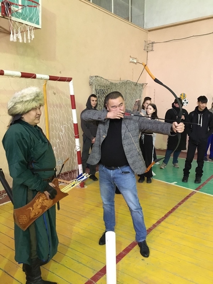 Лучники из столицы Калмыкии провели мастер-класс в Городовиковске