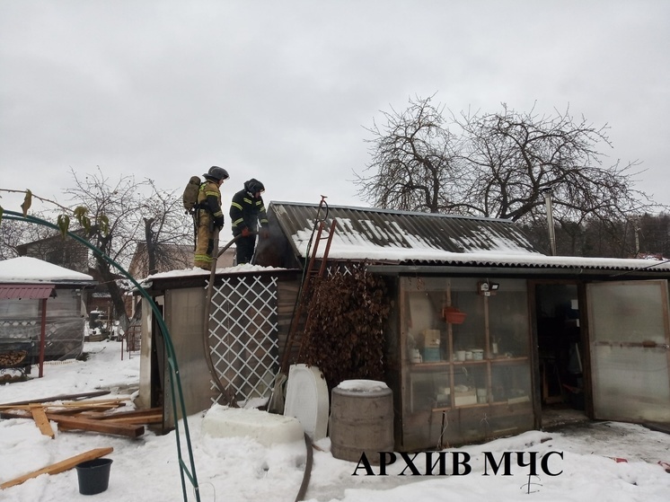 В Костромской области горит двухквартирный жилой дом