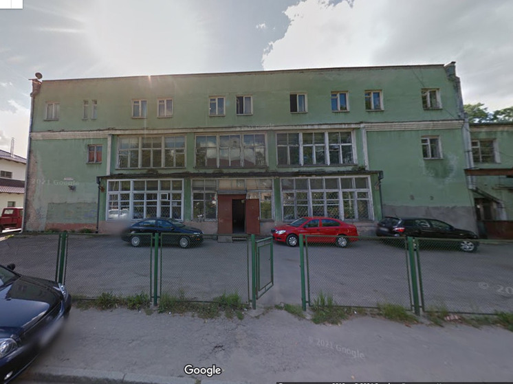 Аварийный дом на улице Сержантской в Калининграде огородили
