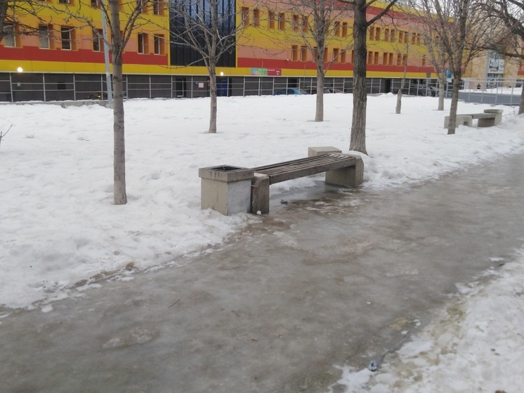 Саратовцы сообщают о гололёде возле ТЦ