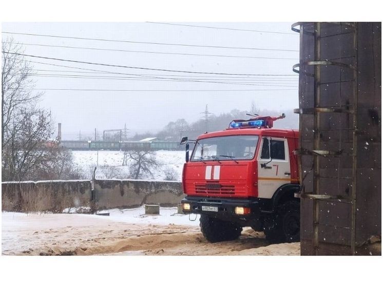 В Смоленске на Индустриальной сгорела строительная бытовка