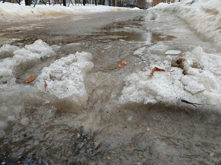 В Великом Новгороде продолжают усиленно бороться с гололедом