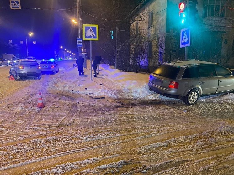 Иномарка вылетела на тротуар после ДТП в Твери: есть пострадавший