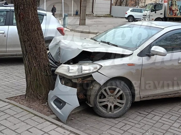 В Ростове водитель легковушки врезался в дерево во время парковки