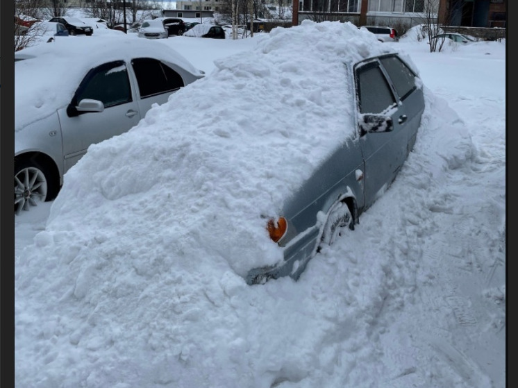 Разгневанная автоледи в Петрозаводске завалила снегом машину халявщика