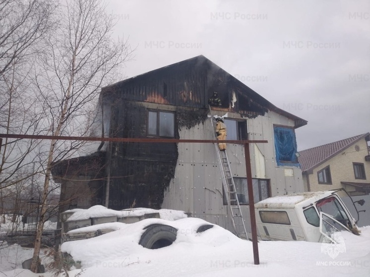 В Южно-Сахалинске сгорел строящийся коттедж