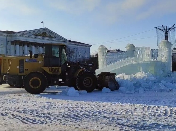 Ледовый городок начали убирать на центральной площади в Чите
