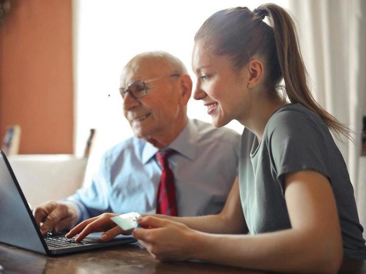 Пенсионерам напомнили о правилах получения денег на карту