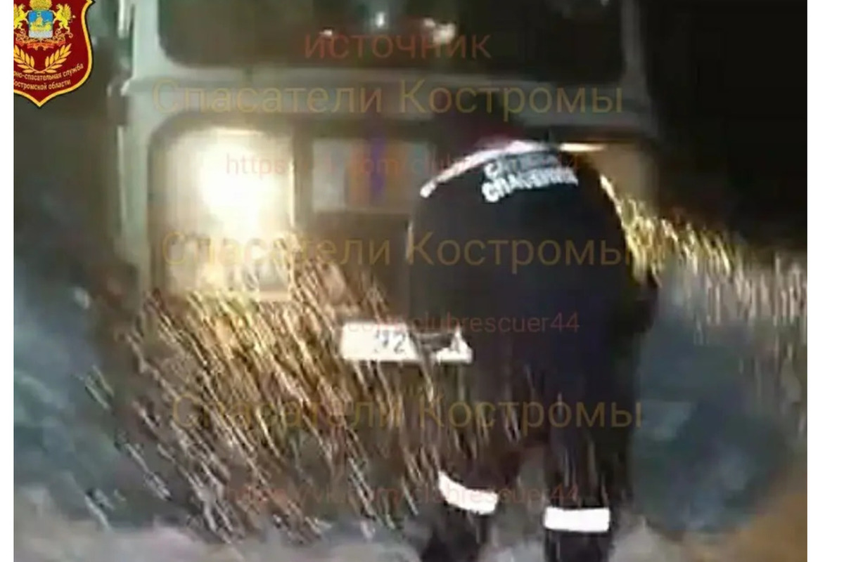 Костромские спасатели выручили из снежного плана пожилого селянина
