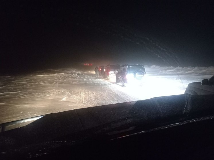 На Ямале 15 человек попали в снежный плен на зимнике ночью