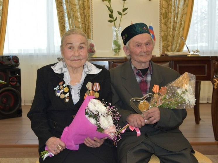 В Тюменской области чествовали юбиляров совместной жизни — супругов Кашаповых и Огорелковых