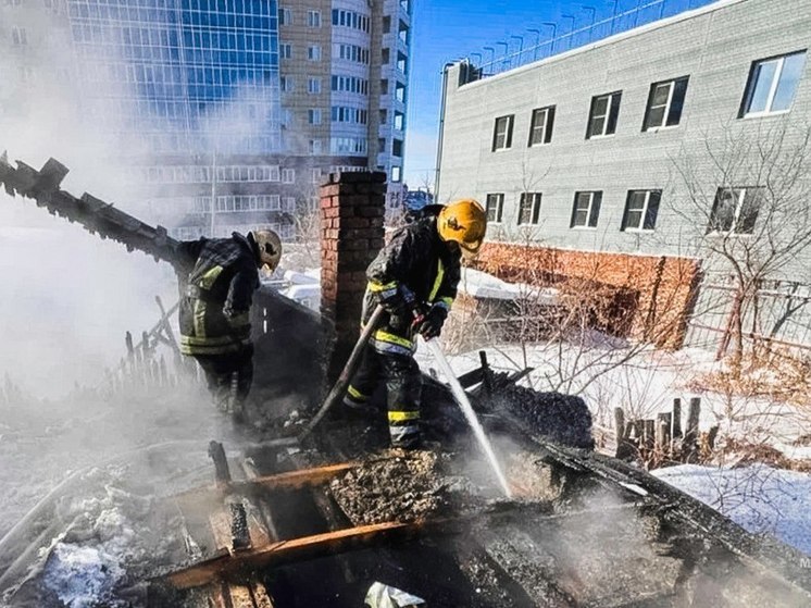 В центре Омска из-за неисправной печи сгорел частный дом