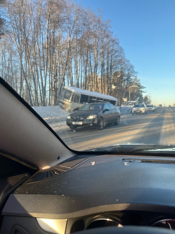 На въезде в Тверь автобус "забрался" на сугроб