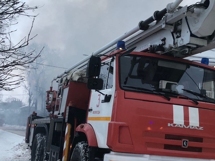Восемь человек, в том числе одного ребенка, спасли на пожаре в Вологде