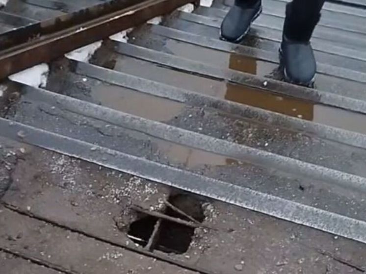 Жители Химок пожаловались на дырявый мост через Ленинградское шоссе