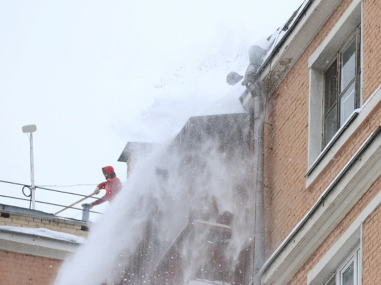 Мужчина погиб в результате несчастного случая в центре Москвы в воскресенье днем. Он счищал снег с крыши и упал вниз