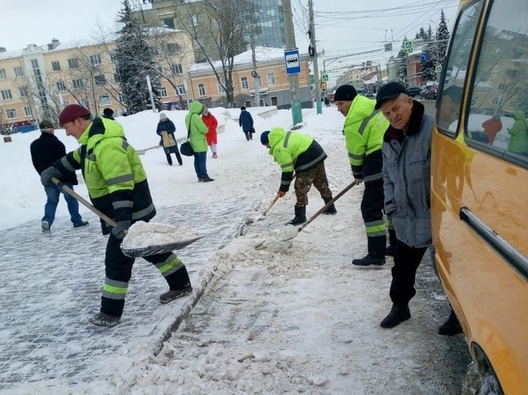 Пензу убирают после сильного воскресного снегопада